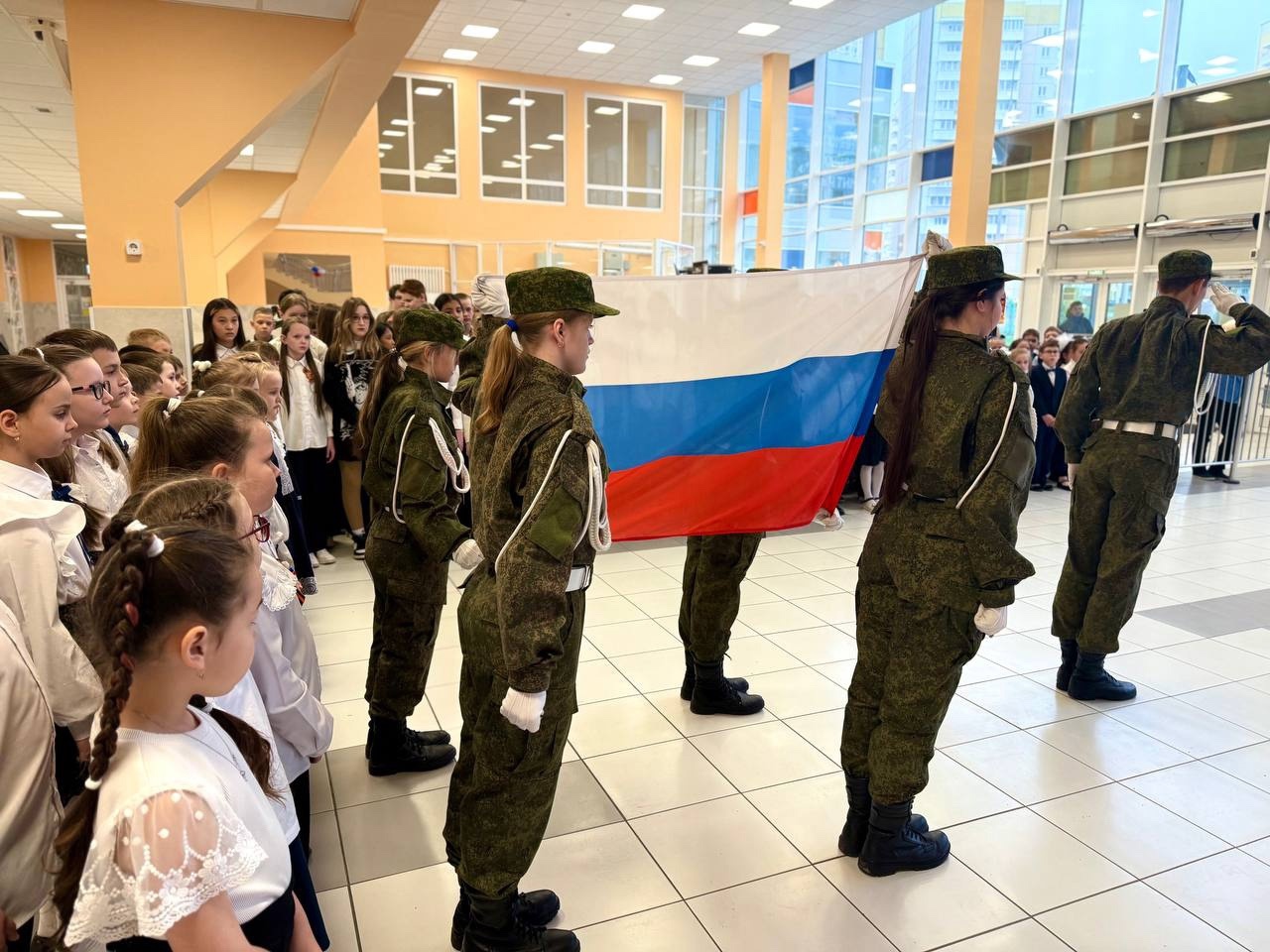 Торжественная линейка, посвященная поднятию Государственного Флага Российской Федерации.