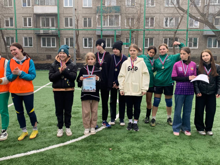 Президентские спортивные игры школьников по мини-футболу среди девочек.