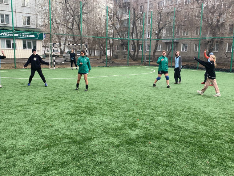 Президентские спортивные игры школьников по мини-футболу среди девочек.