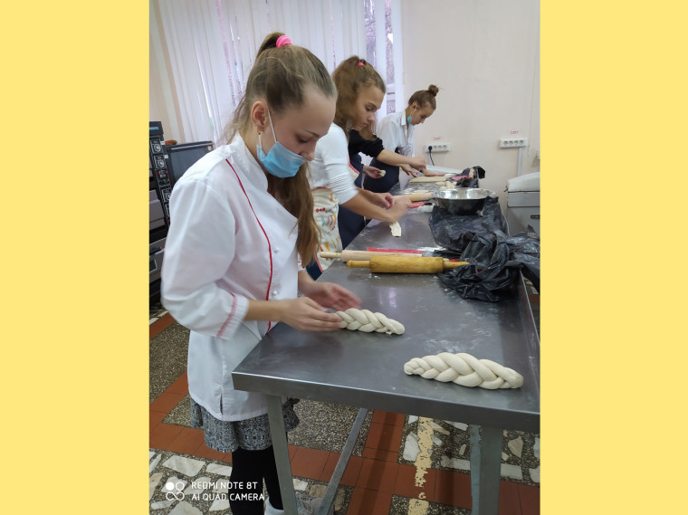 Участие в мастер-классе по плетению объемного хлебобулочного изделия.