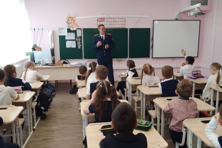 Начальник отдела коммунально-бытового, интендантского и хозяйственного обеспечения ИК-5 Андрей Рыдченко провел урок безопасности для первоклассников.