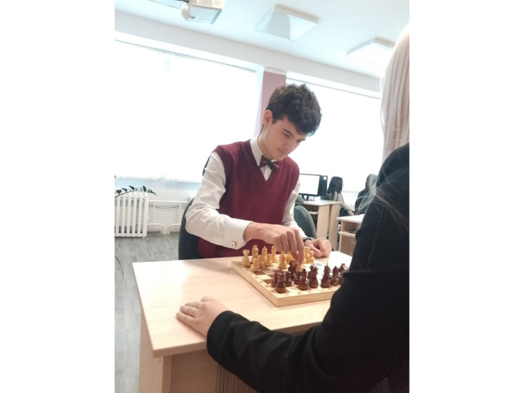 Дружеская встреча по шахматам среди обучающихся старших классов.