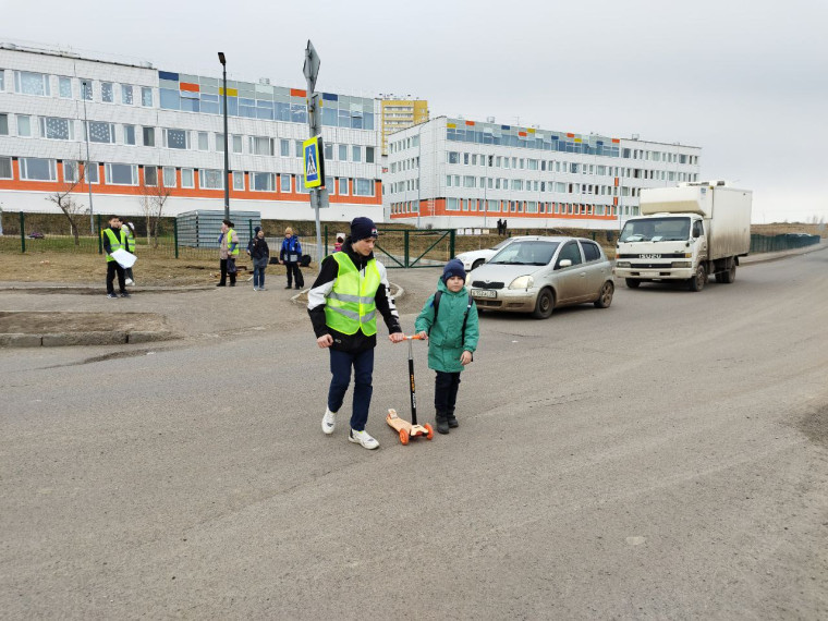 Ребята из отряда ЮИДД «Нанжулик» провели акцию по безопасности дорожного движения.